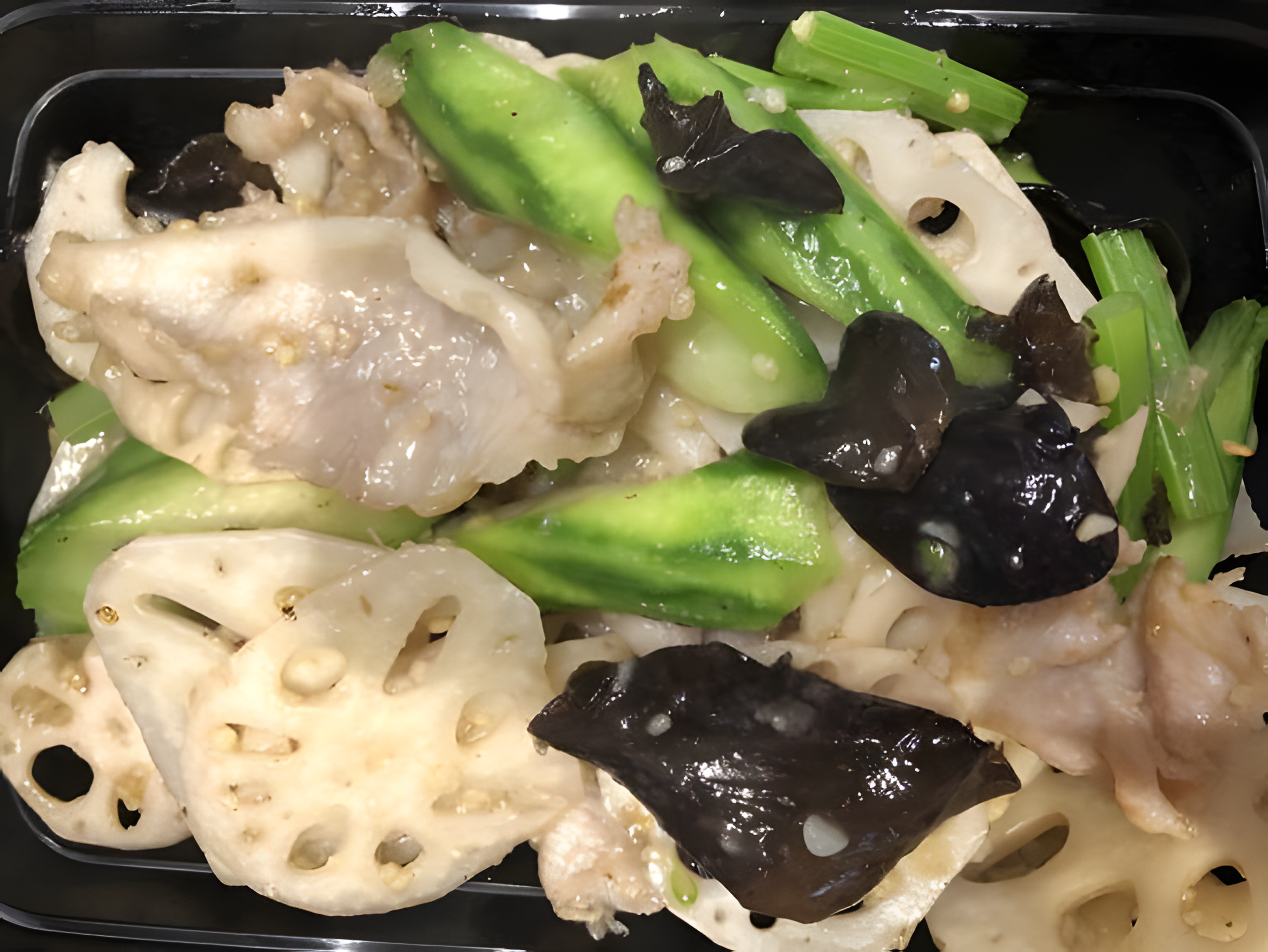 胜瓜云耳莲藕片炒猪颈肉